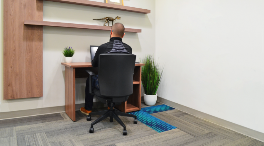 La mitad de las empresas apoyaría a sus colaboradores con mobiliario adecuado para home office