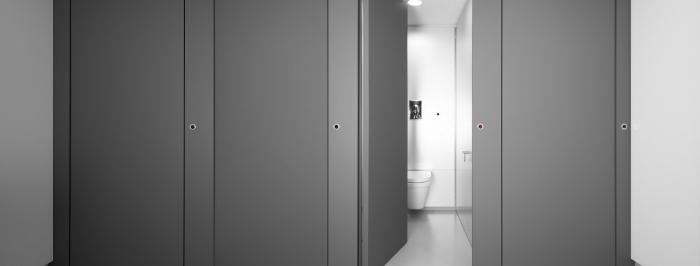 ¿Cómo están evolucionando los baños corporativos en oficinas de alto nivel?