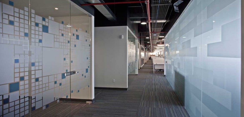 Laureate Universities - Pasillo a oficinas