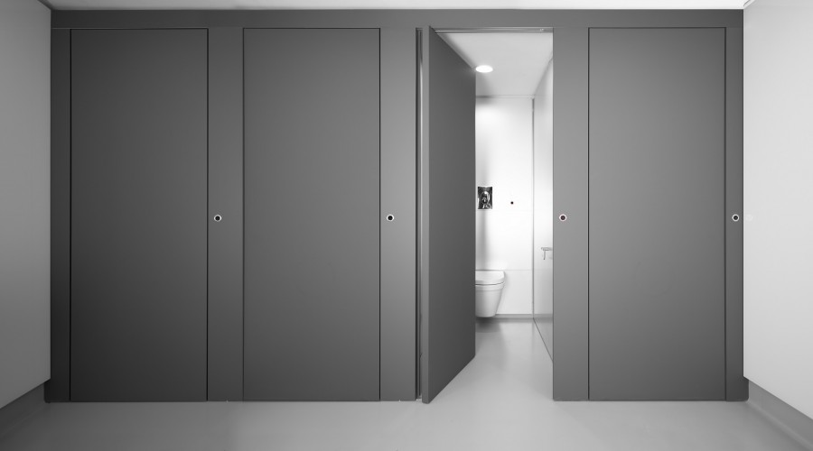 ¿Cómo están evolucionando los baños corporativos en oficinas de alto nivel?